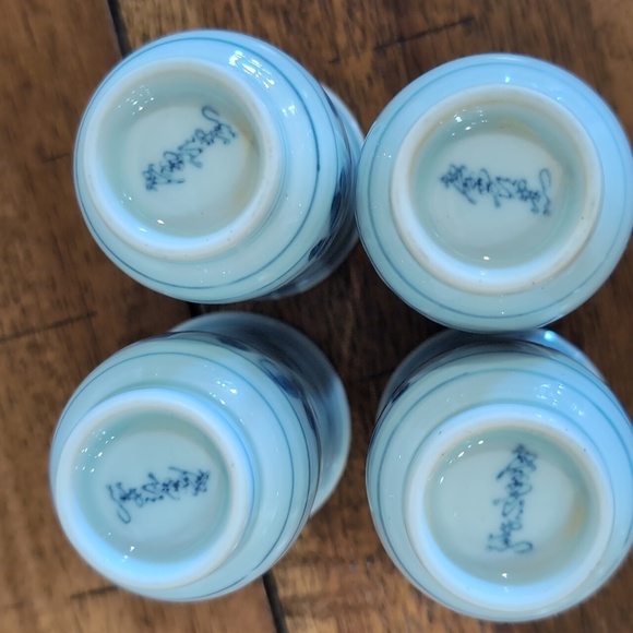 Arita Japanese Porcelain Sake Set - Tokkuri Bottle & 4 Ochoko Cups - Picture 10 of 11